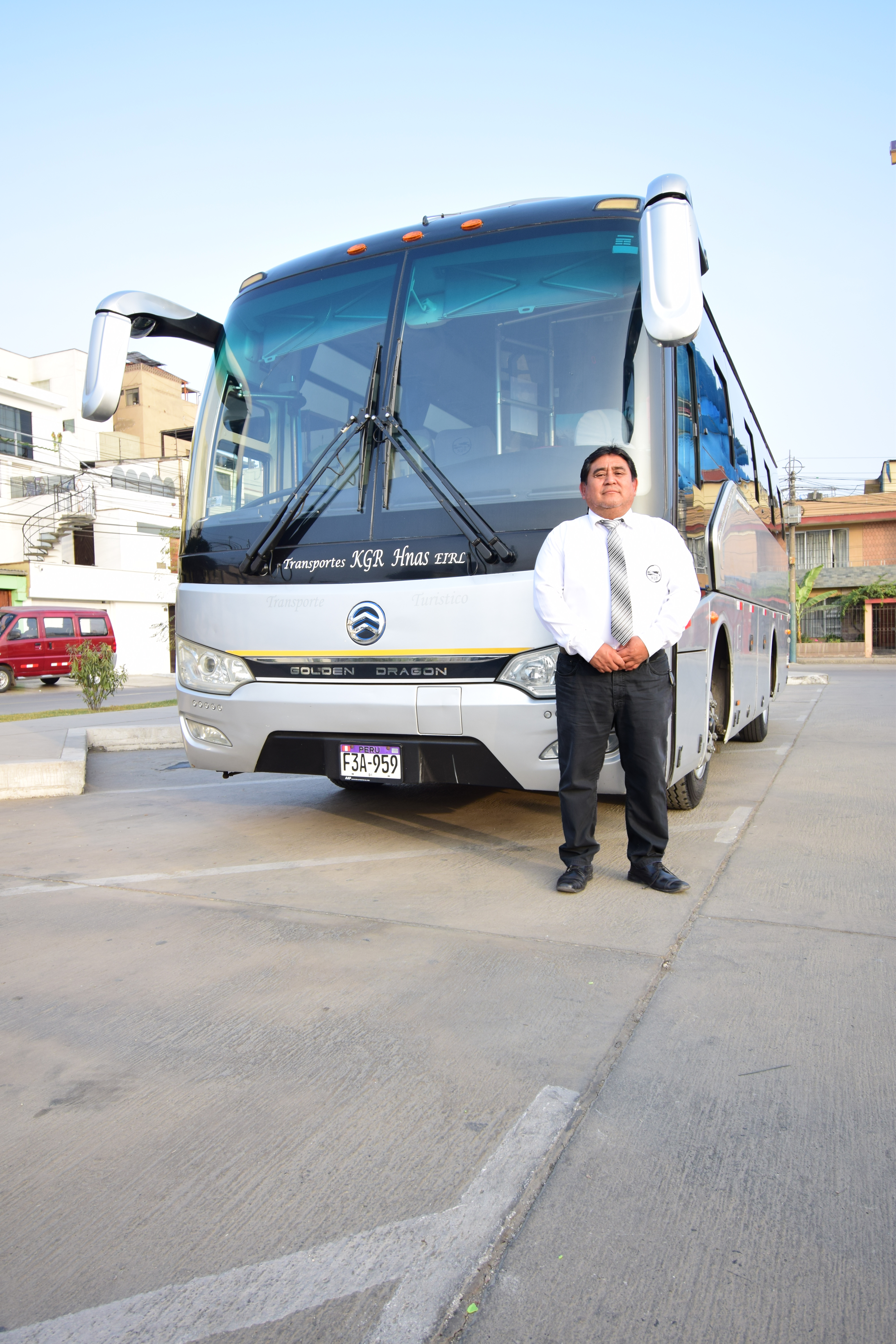Conductor de Transportes KGR junto a su bus